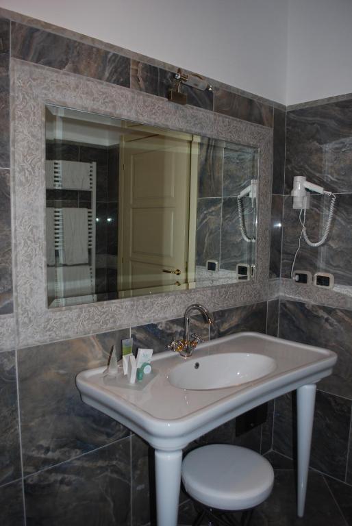 Regina Di Saba - Hotel Villa Per Ricevimenti Grottaminarda Rum bild